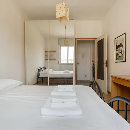 Apartamento Guesthost - Comfy Balcony Flat Steps From Navigli Milán