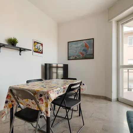 Guesthost - Comfy Balcony Flat Steps From Navigli * Milán