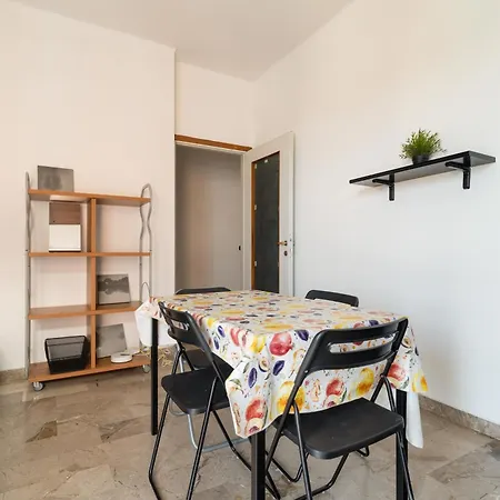 Guesthost - Comfy Balcony Flat Steps From Navigli Apartamento *