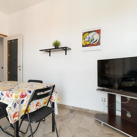 Apartamento Guesthost - Comfy Balcony Flat Steps From Navigli Milán