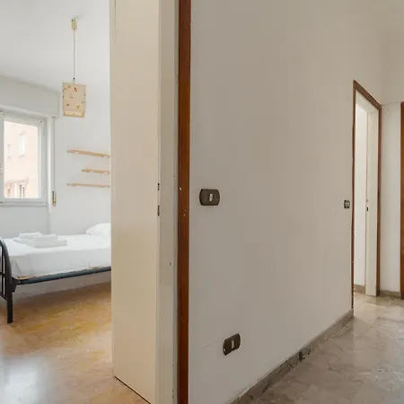Apartamento Guesthost - Comfy Balcony Flat Steps From Navigli Milán