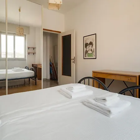 Guesthost - Comfy Balcony Flat Steps From Navigli * Milán