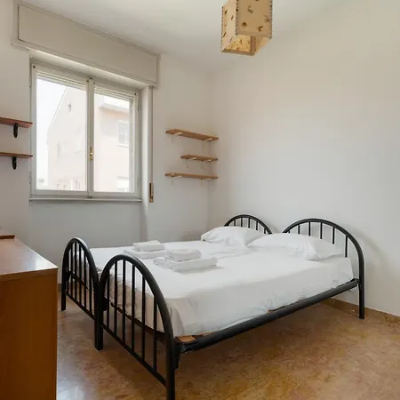 Guesthost - Comfy Balcony Flat Steps From Navigli Apartamento *