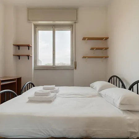 Apartamento Guesthost - Comfy Balcony Flat Steps From Navigli *