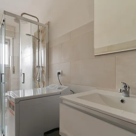 Guesthost - Comfy Balcony Flat Steps From Navigli Milán