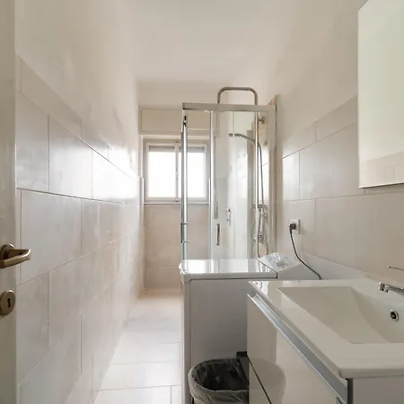 Guesthost - Comfy Balcony Flat Steps From Navigli Milán