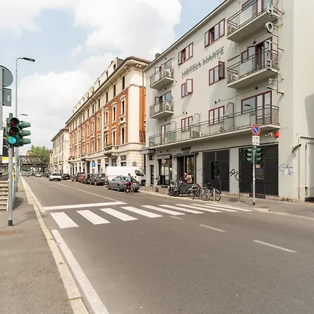 Apartamento Guesthost - Comfy Balcony Flat Steps From Navigli *